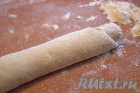 Свернуть тесто в тугой рулет. Острым ножом под небольшим углом разрезать рулет на 8 одинаковых кусков (ширина каждого кусочка, примерно, 2-3 сантиметра). Аналогично раскатать вторую часть теста в прямоугольник, посыпать оставшимися сахаром и корицей, разрезать под небольшим углом на 8 частей.
