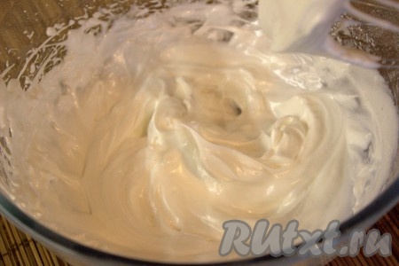 Готовая глазурь очень хорошо тянется. Старайтесь не перебить глазурь, иначе она покроется пузырьками. Накрыть глазурь влажным полотенцем и оставить на 15 минут (чтобы вышли лишние пузырьки).
