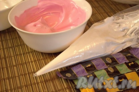 Готовую глазурь поместить в кондитерский мешок. Если нет кондитерского мешка, то можно использовать канцелярский файлик, отрезав под небольшим углом край.
