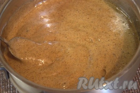 Снять кастрюлю с огня и сразу в медовую смесь добавить соду, перемешать, масса должна пузыриться и увеличиться в объёме.
