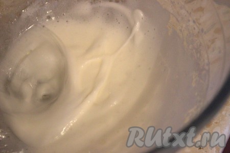 А можно украсить глазурью. Для приготовления глазури нужно в чистую и сухую миску выложить охлаждённые яичные белки, просеянную сахарную пудру и крахмал, перемешать ложкой до однородной консистенции, добавить лимонный сок. Затем взбить при помощи миксера на самой низкой скорости в течение, примерно, 3 минут.
