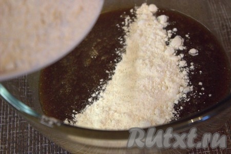 Медовую массу перелить в миску, удобную для замешивания теста. Небольшими порциями добавлять в тесто просеянную муку, перемешивая тесто сначала ложкой, а затем замешивая руками.
