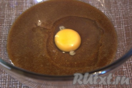 Затем в кастрюлю вбить куриное яйцо, ещё раз перемешать.
