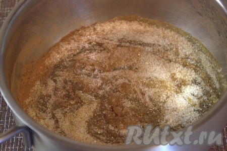 Все продукты для замешивания теста должны быть комнатной температуры. В кастрюлю с толстым дном поместить мёд (кстати, если у вас мёд засахаренный, его можно растопить на водяной бане или в микроволновой печи). Затем в кастрюлю к мёду добавить сахар и пряные специи (молотый мускатный орех, корицу, молотый имбирь).
