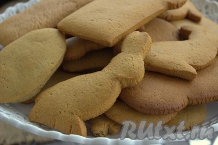 Испечённые пряники выложить на ровную поверхность и хорошо остудить. Остывшие пряники можно сразу подавать к столу к чашечке чая.
