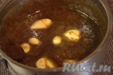 Мягкое сливочное масло нарезать на небольшие кусочки, добавить в медовую массу, перемешать до однородного состояния и дать остыть.
