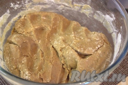 Имбирное тесто должно получиться однородным, эластичным и не липнущим к рукам.
