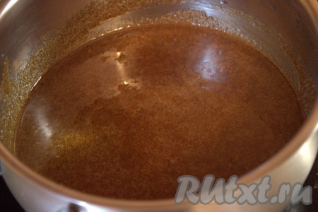 Тщательно перемешать мёд с сахаром и специями, поставить на медленный огонь, довести, помешивая, до кипения и полного растворения сахара и специй (масса должна стать однородной).
