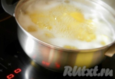 Когда вода закипит, снять крышку и варить картофель на сильном огне 2 минуты.