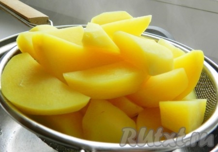 Затем откинуть картофель на дуршлаг, дать воде полностью стечь и оставить немного остыть.