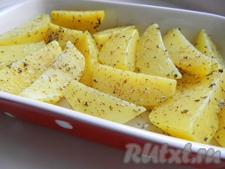 Духовку разогреть до 190 градусов. Выложить картофель с маслом в форму для запекания, поставить в духовку и запекать 25 минут.