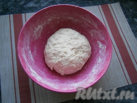 Замесить плотное, не липнущее тесто, которое прикрыть плёнкой и оставить на 20-30 минут.
