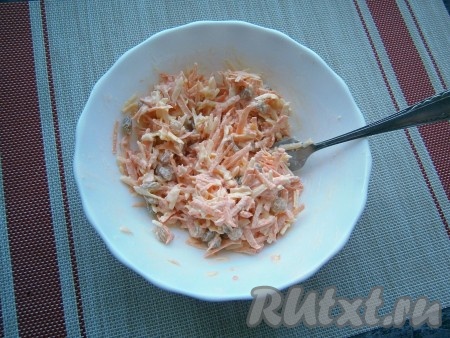 Сюда же добавить пропущенный через пресс чеснок и салат перемешать.
