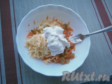 Также добавить сметану, соль, сахар, влить лимонный сок.
