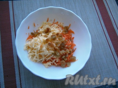 Сыр натереть на средней (или крупной) тёрке, добавить его к моркови вместе с изюмом.
