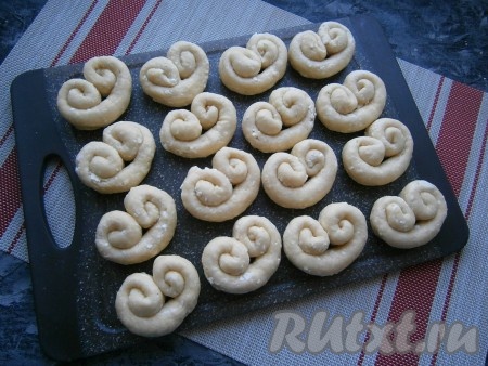 Таким образом сформировать все творожные плюшки.
