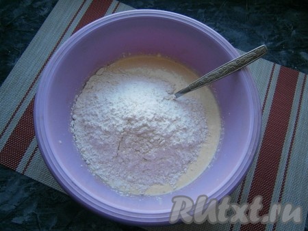 Всыпать муку с разрыхлителем.