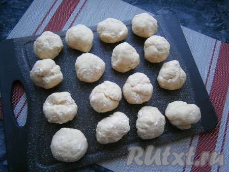 Разделить тесто на 16 частей. Каждая часть теста, приблизительно, по 45 грамм.
