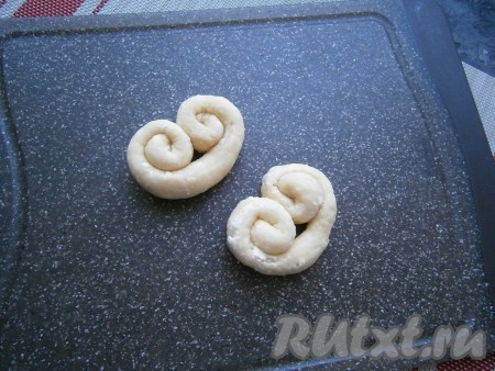 Далее, начиная с двух концов, свернуть каждый жгут к середине улиткой (как на фото).
