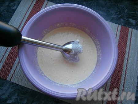 Далее погружным блендером взбить творожно-яичную массу до однородности.
