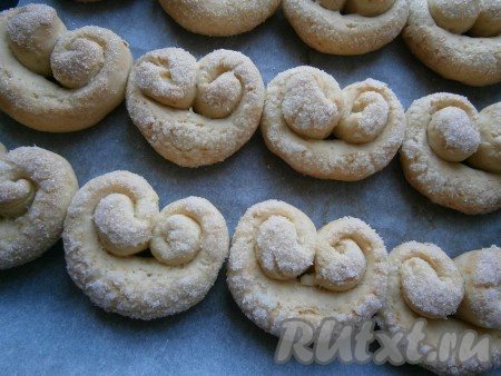 Выпекать плюшки в разогретой до 180-190 градусов духовке 20-30 минут (до лёгкой румяности).
