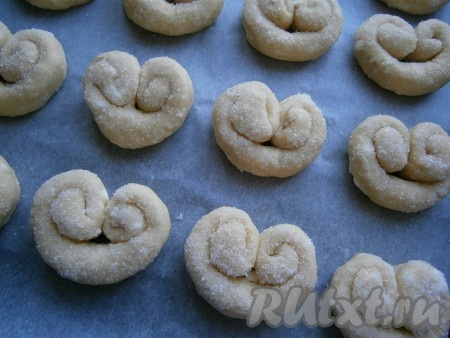 Выложить творожные плюшки на противень, застеленный пергаментом, на достаточном расстоянии друг от друга.
