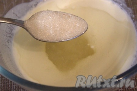 Затем в кефирную смесь добавить сахар, ванильный сахар, соль, перемешать до однородного состояния.
