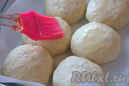 Булочки выложить на застеленный пергаментной бумагой противень швом вниз. Сверху булочки смазать взбитым яйцом и дать подойти ещё минут 20-25 (я дополнительно накрыла булочки плёнкой, чтобы выпечка не покрылась корочкой). Поместить противень с булочками в разогретую до 180 градусов духовку и выпекать минут 20-25 (до аппетитной золотистой корочки). Готовым булочкам с клюквенной начинкой дать остыть и при подаче на стол, по желанию, посыпать их сахарной пудрой.
