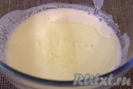 Кефир подогреть на плите (или в микроволновой печи) до тёплого состояния (примерно, до 35-40 градусов). В тёплый кефир добавить растительное масло, венчиком тщательно перемешать.
