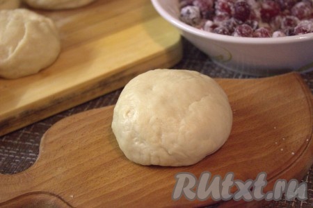 Подошедшее тесто обмять руками, разделить на 12-14 равных частей. Накрыть заготовки из теста плёнкой и оставить "отдохнуть" минут на 20-25.
