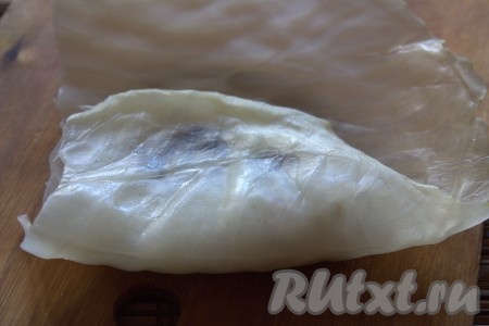 Свернуть капустный лист "конвертиком", сформировав голубец.
