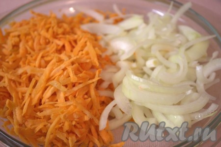 Далее приготовить зажарку, для этого необходимо вымыть и очистить лук и морковь. Морковь натереть на средней тёрке, лук нарезать тонкими полукольцами. Небольшую часть моркови и лука отложить в сторонку (они нам понадобятся в процессе запекания голубцов).

