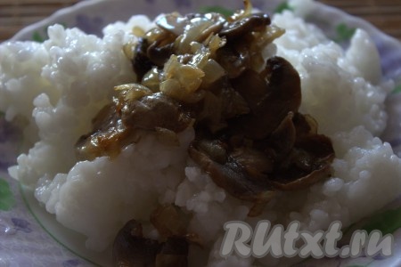 В миске соединить отваренный рис и обжаренные грибы с луком, перемешать, приправить по вкусу специями (я добавила чёрный молотый перец), снова перемешать и начинка для голубцов готова.
