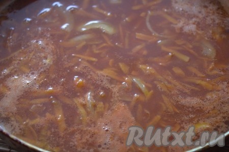 Добавить в сковороду воду, приправить специями по вкусу, посолить, довести до кипения и снять зажарку с огня.
