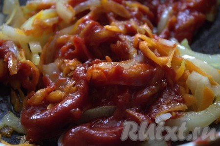 Затем в сковороду к обжаренным овощам добавить томатную пасту, хорошо перемешать.
