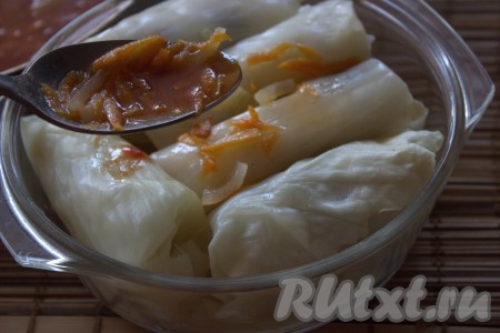 Поверх овощей выложить голубцы и лавровый лист. Затем залить подготовленной томатно-овощной зажаркой. Жидкость должна полностью покрывать голубцы (если жидкости не хватило, добавьте кипяток и подсолите по вкусу).
