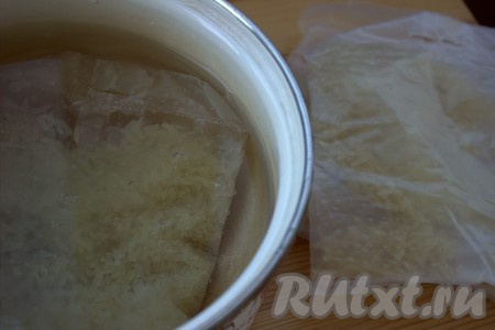 Рис, не промывая (так он сохранит свою клейковину), выложить в кастрюлю, залить 400 мл холодной воды, поставить на огонь. Довести воду до кипения, уменьшить огонь, немного посолить и варить рис до полной готовности (минут 15-20) на среднем огне (у меня был рис в пакетике и я варила его, руководствуясь инструкцией на упаковке).
