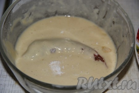 Затем достать замаринованных лангустинов из маринада и обсушить бумажным полотенцем. Лангустинов, по одному, обмакнуть в кляр так, чтобы они были им покрыты полностью.
