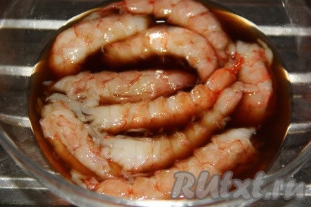 Оставить лангустинов в маринаде, примерно, минут на 30.
