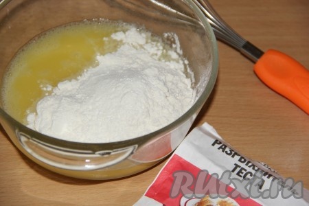 Для приготовления кляра соединить яйца, воду и соль, взбить венчиком. Затем всыпать муку и разрыхлитель, перемешать кляр венчиком до однородного состояния.
