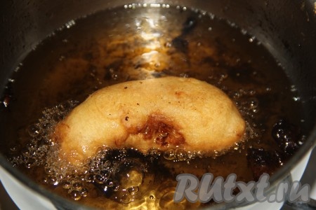 Разогреть в сотейнике достаточно большое количество растительного масла (фритюр), опустить в него лангустина в кляре и жарить на среднем огне, примерно, 3 минуты (до лёгкого золотистого цвета со всех сторон). Я сфотографировала одного из последних лангустинов, масло уже потемнело.
