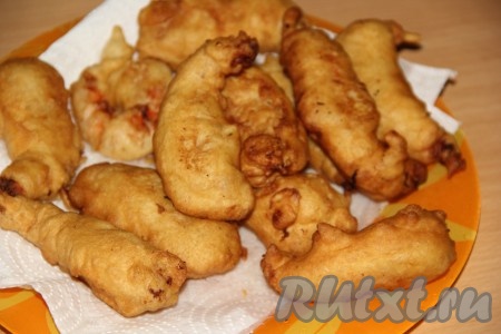 Лангустина, жареного в кляре, выложить на бумажное полотенце, чтобы удалить излишки масла. Приготовить таким образом всех лангустинов.
