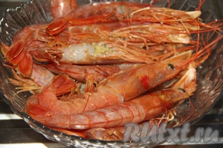 Разморозить лангустинов при комнатной температуре.