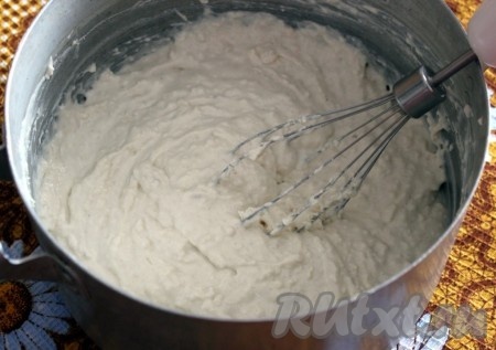 Быстро перемешать и тесто для наших кокосовых оладий готово.
