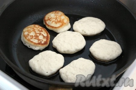 Жарить оладушки обычным способом с двух сторон на раскаленной сковороде с растительным маслом.
