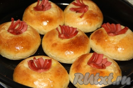 Поставить противень с дрожжевыми булочками с сосисками в разогретую духовку и выпекать минут 25 (тесто должно стать золотистого цвета) при температуре 200 градусов.
