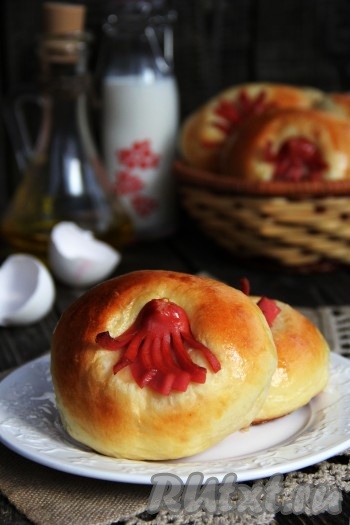 Достать выпечку из духовки, дать немного остыть и подать к столу. Булочки с сосисками, приготовленные из дрожжевого теста, получились аппетитными и очень вкусными. Такую выпечку с удовольствием будут кушать не только детки, но и взрослые!