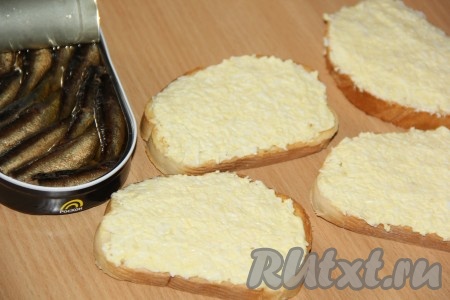 Нанести намазку на подсушенные кусочки батона.
