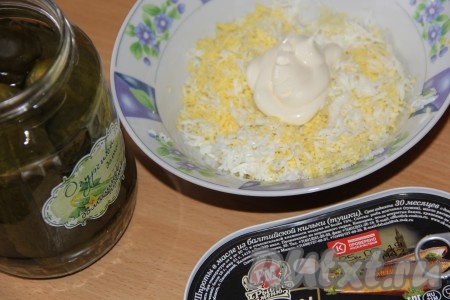 Добавить сюда же майонез и мягкий плавленный сыр.
