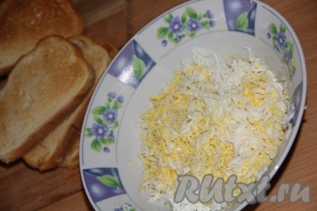 Яйца предварительно сварить вкрутую (на это понадобится минут 10 с начала закипания воды), очистить после остывания, а затем натереть на мелкой тёрке. Твёрдый сыр тоже натереть на мелкой тёрке и выложить к натёртым яйцам.

